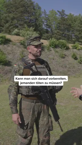 Für Soldat Dennis gehört das Schießtraining zur Grundausbildung – Alltag also. Aber kann man sich überhaupt auf den Ernstfall – also darauf, jemanden zu töten – vorbereiten? Schaut rein in die erste Folge unseres neuen Formats „Deutschland, stabil?“ auf YouTube 👉 RTL News #Bundeswehr #Wehrpflicht #DeutschlandStabil #Soldat #Reservist #RTL #RTLAktuell
