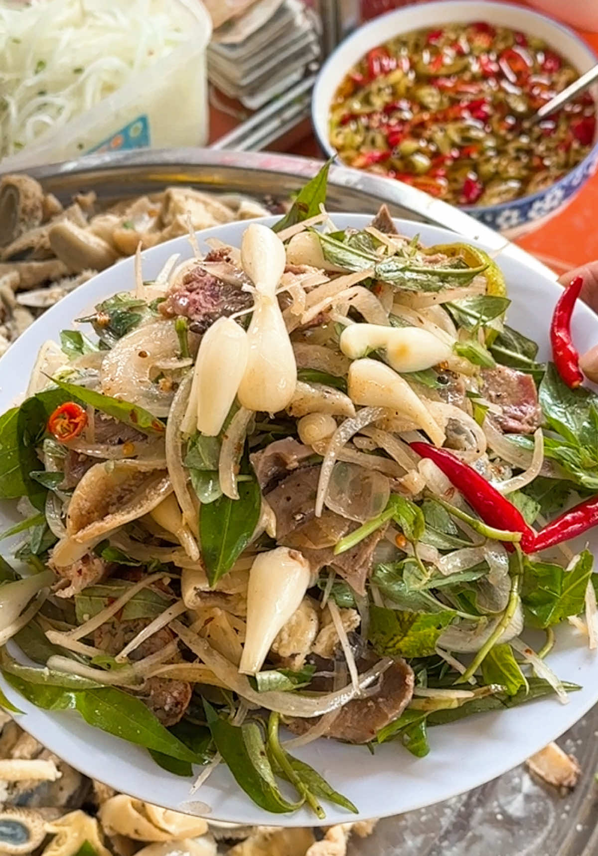 GỎI LÒNG BÒ BÓP CỦ KIỆU – NGHE LÀ THÈM, ĂN LÀ PHÊ! 🤤🔥 Team mê đồ nhậu đâu rồi, gỏi lòng bò bóp củ kiệu bên Cháo Bò 99 là chân ái mới nha! Lòng bò tươi, làm sạch kỹ, bóp cùng củ kiệu giòn giòn, chua ngọt đậm đà, thơm nức mũi 😍 Ngon – sạch – chuẩn vị, mua về là có thể làm vài lon liền tay, tâm sự dăm ba chuyện mà quên gần gần sáng rồi 🍻🕺 Mấy ông bạn mà kéo qua mua về dùng thử là bảo đảm ghiền, không lối thoát luôn! #chaobo99 #LearnOnTikTok #xuhuongtiktok #streetfood #ancungtiktok #FoodTok #tiktokfood #viral #2025 
