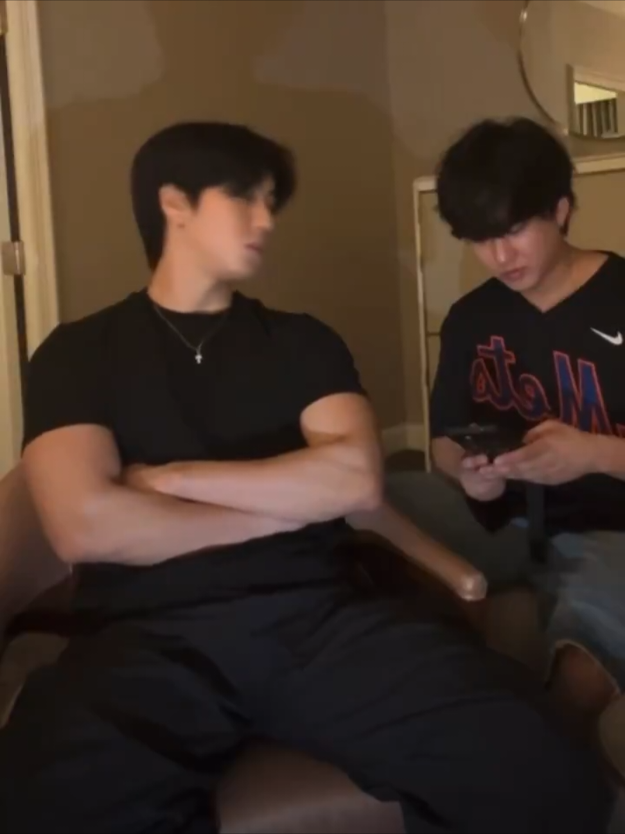 when did this happen😭 #han #hanjisung #muscles #skzlive #skz #fyp #elshuc 