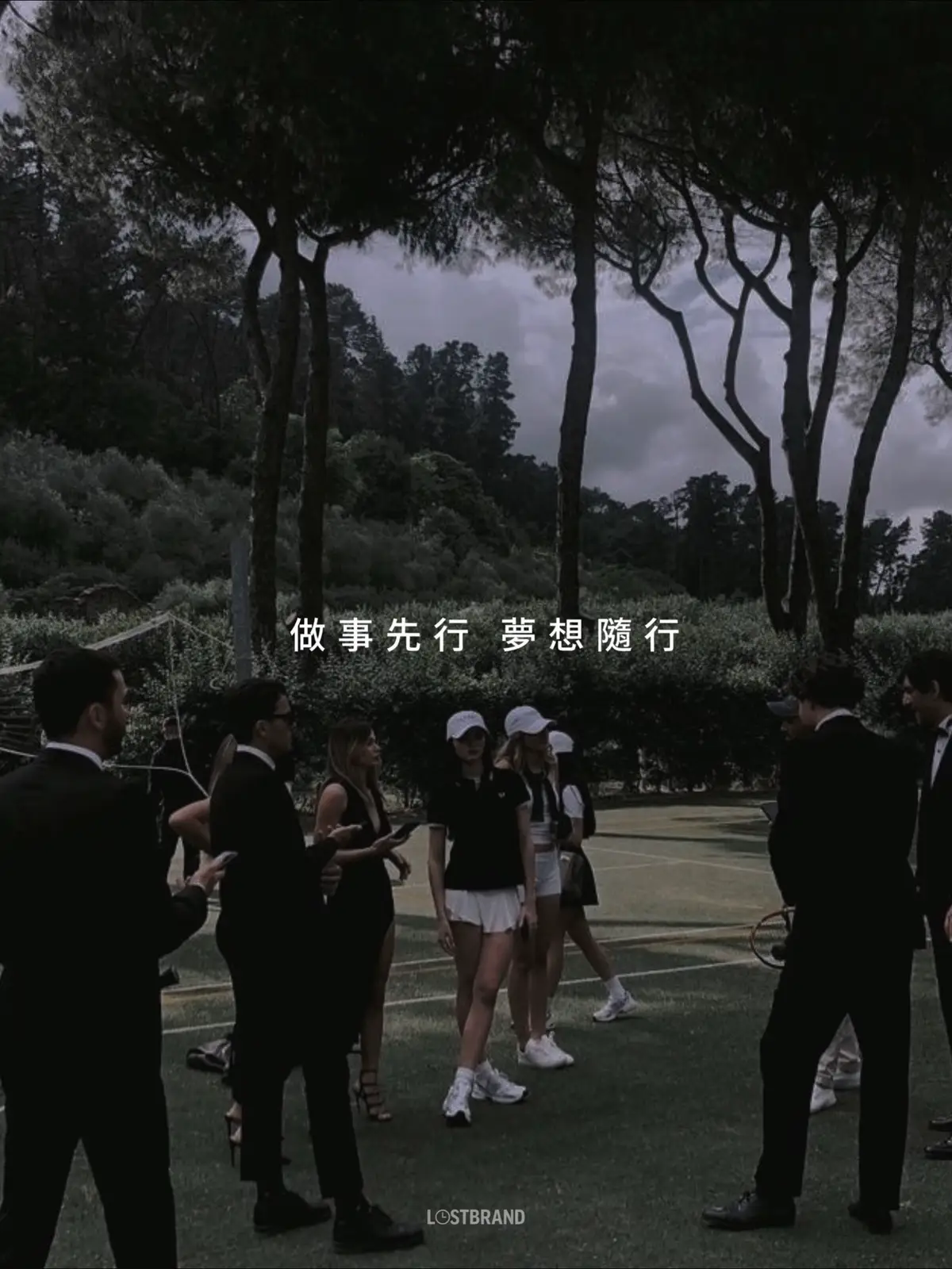 不是你夢不夠遠是你還沒開始走，很多人不是沒夢想是光說不練，等著世界成全他的白日夢。不是你不夠努力，是有人把幻想當計畫，還抱怨現實太殘酷。 這一次，我們看懂了三個「先做再夢的原則」： ❶ 該走的路先走，該做的事先做 → 不是現實殘酷，是你還沒配得上你想要的未來。 （例：想成為誰＝先活得像） ❷ 別總在想，而不在做 → 不是夢想不可能，是你根本還沒開始行動。 （例：嘴上三萬里＝腳下一步都沒） ❸ 做好現在，才有資格談未來 → 不是你沒機會，是你還沒準備好。 （例：先撐住日子＝夢想才撐得住你） 2025，不當空想家，不當紙上談兵的演員， 讓行動決定你是誰，讓成果證明你要去哪。 把這段傳給那個說夢想卻還沒開始動的朋友， 也傳給那個默默做事、穩穩前行的自己。 #該做的事別拖 #該走的路別等 #夢想不是喊出來 是做出來