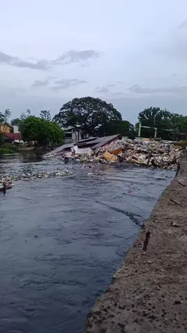 As of 6:15pm Marilao River Situation Sampalukan area Brgy. Tabing-ilog, Marilao, Bulacan. Naipon ang basura dahil sa floater ng backhoe. #baha #riverside #pagbaha #ilog #polluted 