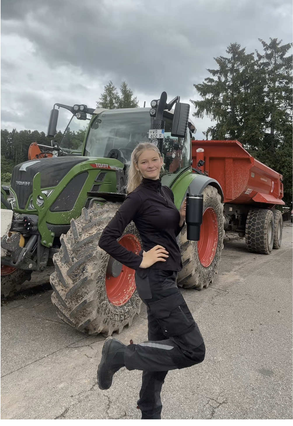 So sieht ein Tag in meinem Leben aus, wenn ich nicht direkt morgens mit im Stall bin. Dann nutze ich die Zeit zum Lernen, bereite das Essen vor – und ab dem frühen Mittag bin ich dann auch am Hof und helfe bei allem mit.💪🐄🍓 #landwirtinausleidenschaft #landwirtschaftistleidenschaft #landwirtschaftausleidenschaft #farmgirl #fendt #farmgirllife #landwirtin #landwirtschaft #farmgirls #fendtglobal #fendtvario #fendtfahrerarmy #fendtpower 