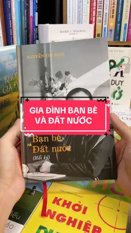 “Gia Đình, Bạn Bè và Đất Nước” – Hồi ký sâu lắng của bà Nguyễn Thị Bình, người phụ nữ thép của lịch sử Việt Nam! Cuốn sách là hành trình chân thật và cảm động của bà Nguyễn Thị Bình – nữ chính khách đầu tiên đại diện Chính phủ Cách mạng Lâm thời tại Hội nghị Paris, người phụ nữ đã làm rạng danh Việt Nam trên bàn đàm phán quốc tế. Gia đình – nơi bà hấp thụ tinh thần yêu nước và nhân ái từ dòng họ yêu nước của cụ Phan Châu Trinh. Bạn bè – những con người trí thức, kiên cường, cùng bà đi qua kháng chiến, tù đày, và đấu tranh ngoại giao. Đất nước – tình yêu lớn nhất, là nơi bà cống hiến cả tuổi xuân và trí tuệ để giành độc lập, hòa bình. Với văn phong gần gũi, sâu sắc và chân thành, cuốn sách không chỉ là hồi ký cá nhân mà còn là một lát cắt lịch sử, chứa đựng những bài học quý giá về niềm tin, sự hy sinh và trách nhiệm công dân. Bạn yêu lịch sử, trân trọng những giá trị Việt Nam, và muốn hiểu thêm về hành trình của một nữ anh hùng, thì đây chính là cuốn sách bạn không thể bỏ lỡ! 👉 Đặt mua ngay hôm nay để sở hữu một phần ký ức hào hùng của dân tộc qua ngòi bút của người phụ nữ vĩ đại!#tiemsachbinhyen #BookTok #sachhay #sách #reading #giadinhbanbevadatnuoc #nguyenthibinh 