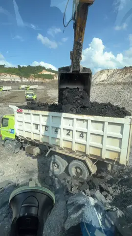 Loading Batu Bara #fyp #tutorial #foryou #excavator #vidioviral #trending #batubara #kalimantan 