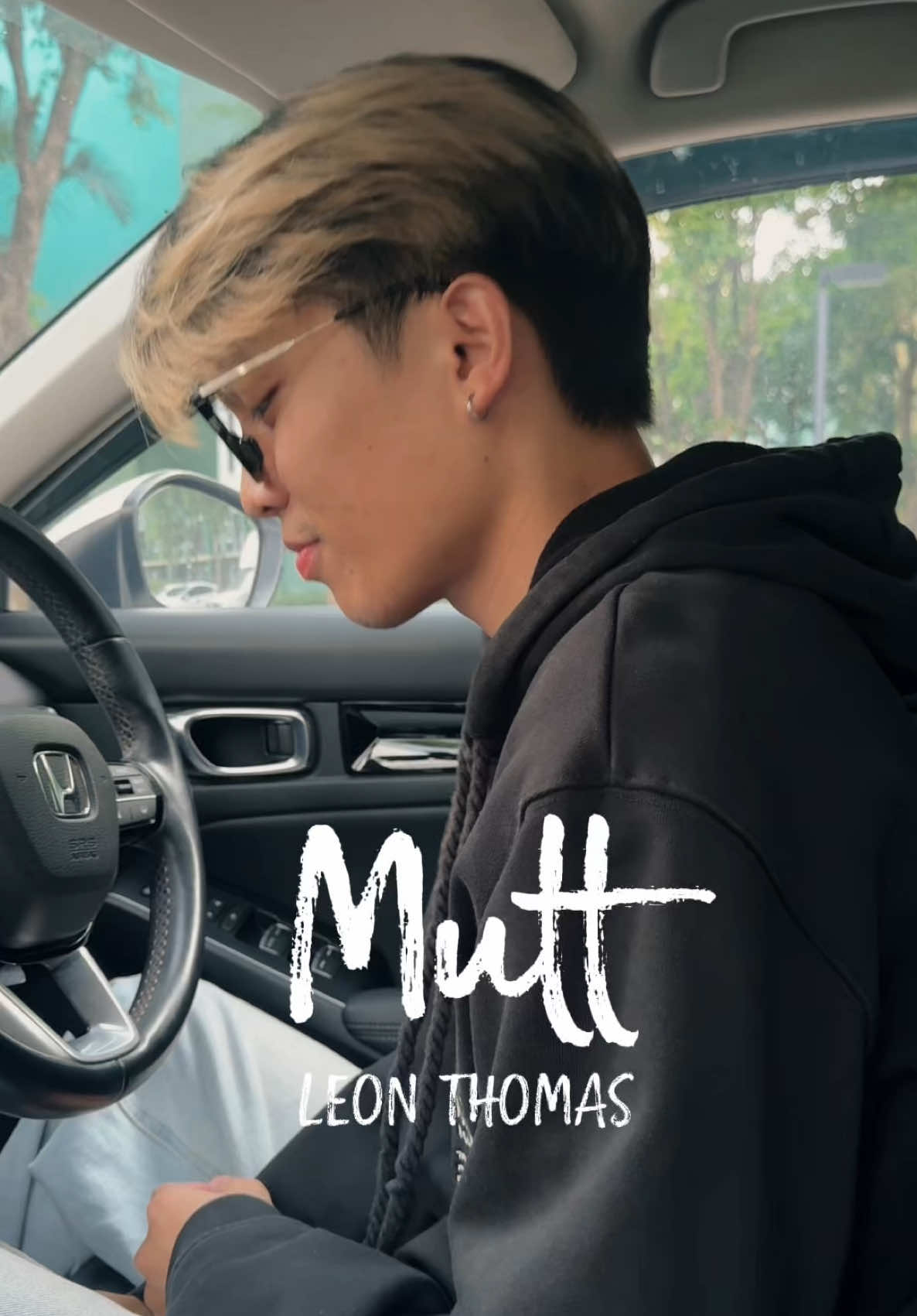 วันนี้เขามาแนวเท่ๆ คูลๆ 😎 ถึงว่านั่งฟังทั้งวัน #เมื่อคุณมีแฟนเป็นนักร้อง #LeonThomas #MUTT 