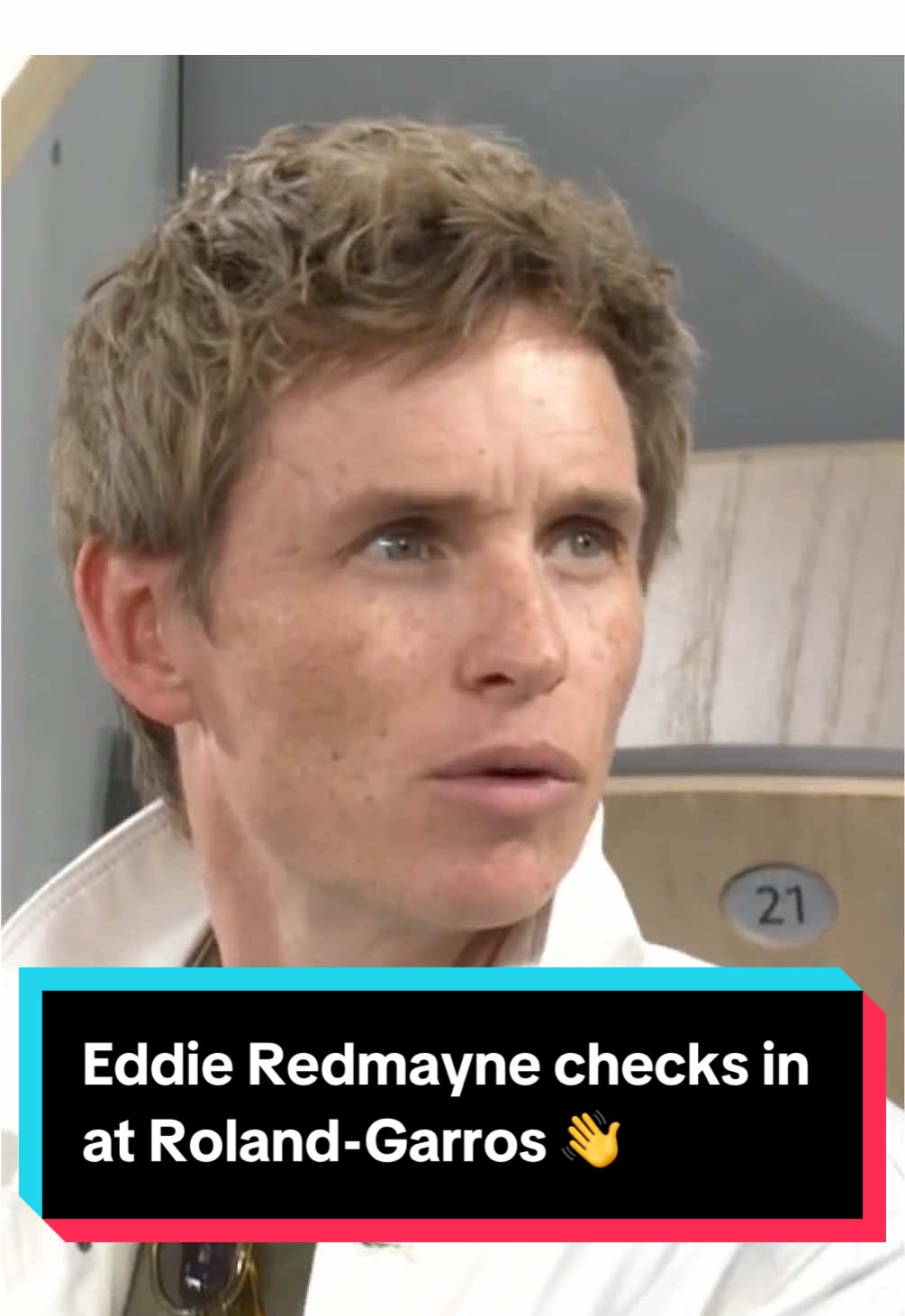 Eddie Redmayne checks in at Roland-Garros 👋 #tennis #frenchopen #rolandgarros 