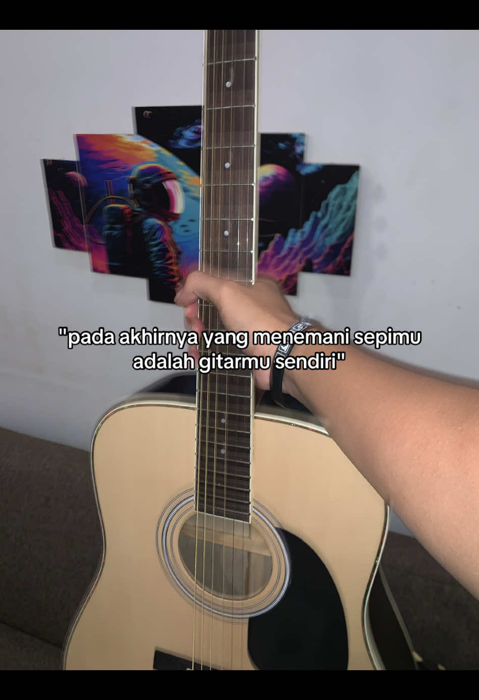 Kalau bukan gitar mau siapa lagi??😊 #sad #sadstory #gitarkebumen #gitarshorea #krissartguitargalery #gitarpemula #gitarcover #fyp #foryoupage #katakata #storytime 