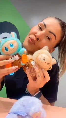 🧸✨ ALERTA DE FOFURA E BAGUNÇA! Você ouviu isso? 👀 Um passo leve… uma risadinha malandra… 👣💥 É ELE! O Labubu chegou na Esquinf ! Metade travessura, metade fofura — e 100% impossível de ignorar! Quem aí já caiu nas armadilhas desse monstrinho adorável? 🙈💜 Então não perde tempo e vem escolher o seu !!!! #labubu #boneco #esquinf #fofura #lafufu #vemcomigo #vem #belohorizonte #bh #minasgerais 