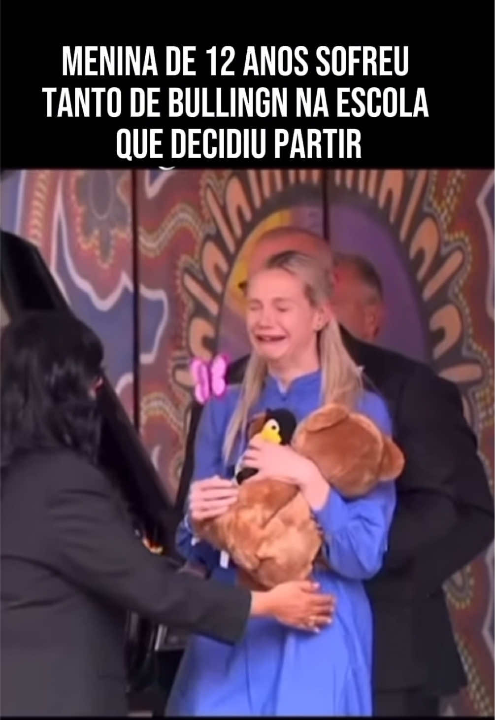 Quando uma mãe chora, o resto de nós também chora! As escolas deveriam ser lugares seguros, mas se realmente fossem, crianças não estariam tirando suas próprias vidas por causa da dor do tormento constante. É de partir o coração #as3taner #madeirense #ataner #antibullying #nãoaopreconceito #nãoaobullying #dordemãe 
