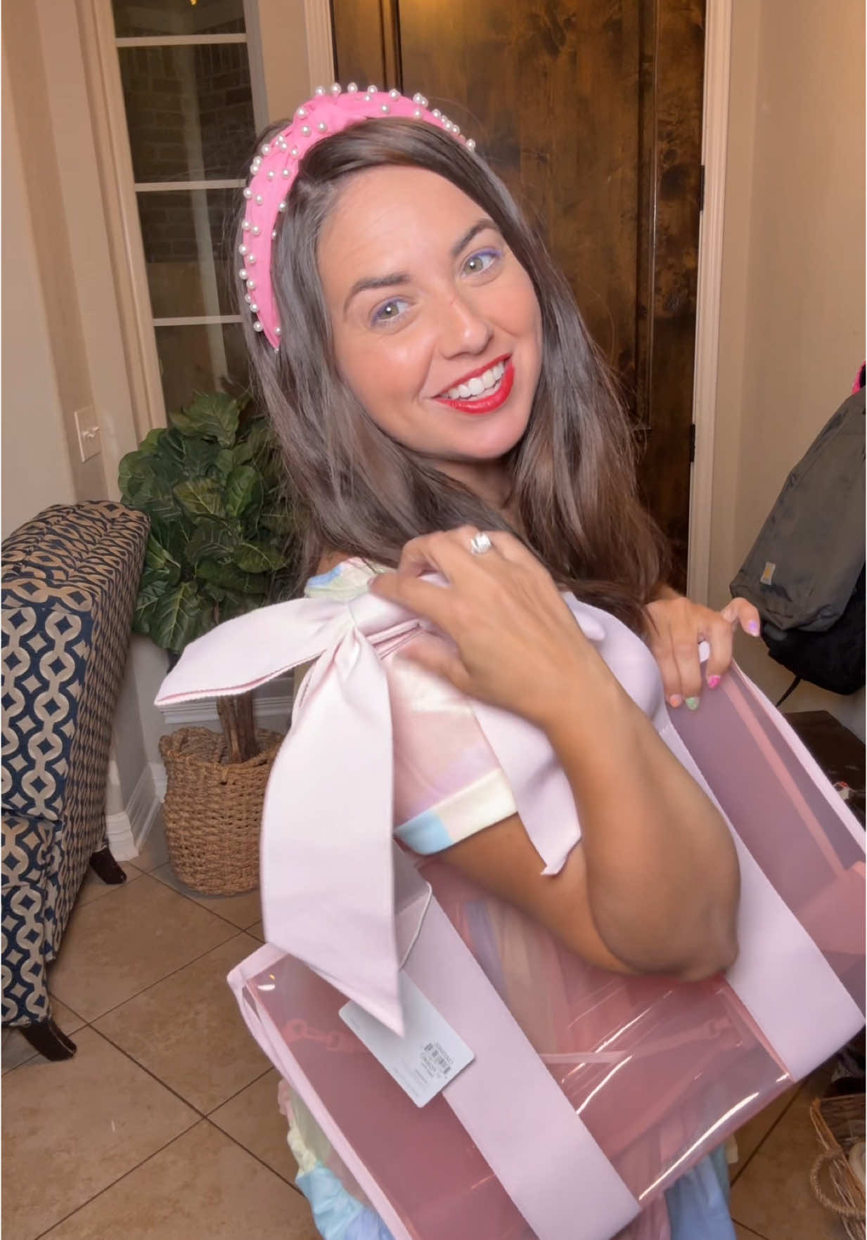 This Casemate bow bag is giving major gift vibes! 🎀 Whether you’re headed to the beach, packing for a trip, or just love a girly statement bag—this one’s it. Durable, roomy, and beyond cute. #bowbag #casematebag #clearbagstyle #travelstylebag #pinkbaglover #tiktokshopmademebuyit #giftideasforher #aestheticbags #springtok #tiktokshopcreatorpicks #creatoricon #restock #tiktokshopunboxing #ttsthunderbolt #tiktokshopsummerturnup #dealsforyoudays @Case-Mate 