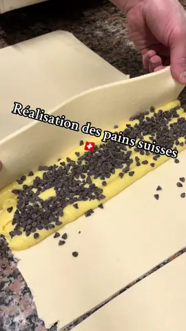 Réalisation des pains suisses #boulangerie #boulanger #suisse #viennoiserie #recettetraditionnelle #croissants #painssuisse #painsuisse 