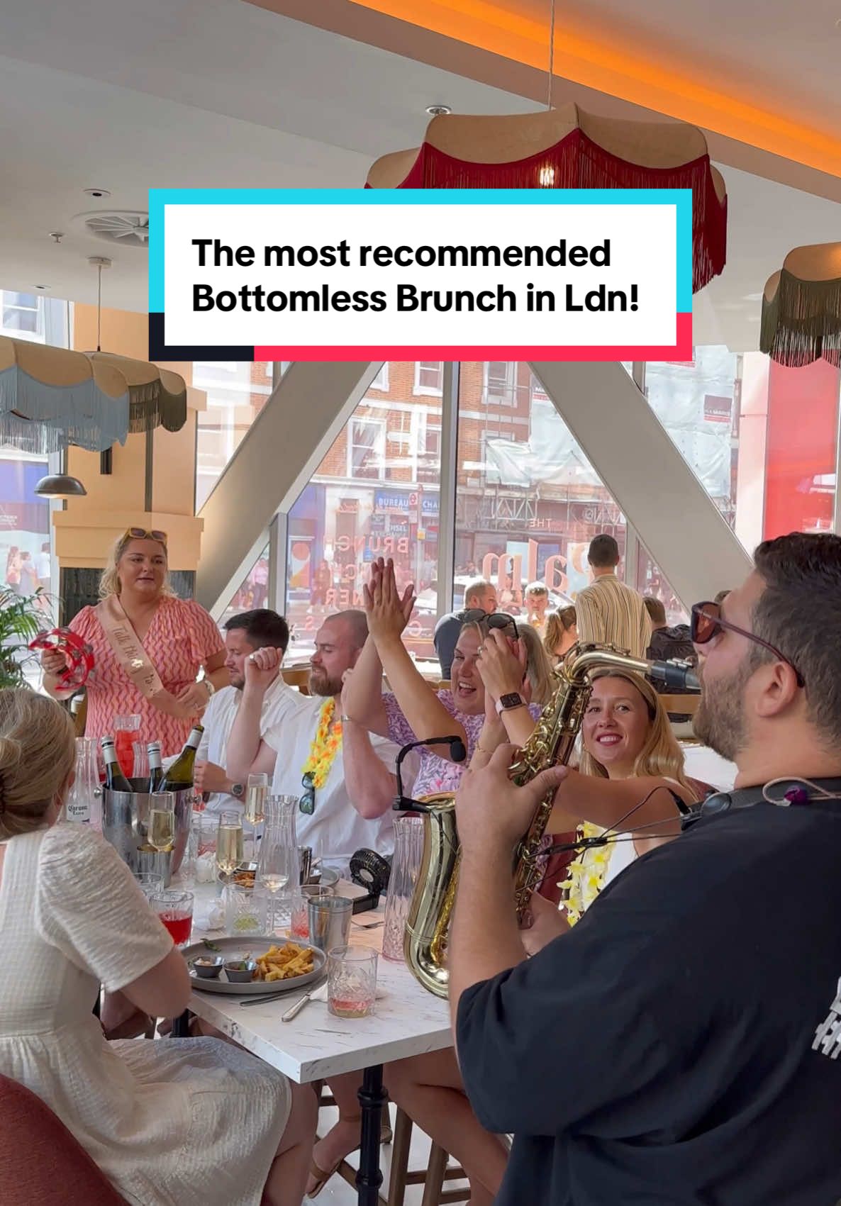 There’s a reason why this is recommended as the best Bottomless Brunch in London! It’s so so fun 🎉🎷 #thepalmhouse #londonhotspots #bottomlessbrunch #thingstodoinlondon 