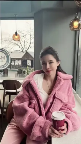 “Hạnh phúc không phải ở đâu xa, mà ngay trong những khoảnh khắc bình yên như thế này.”💕