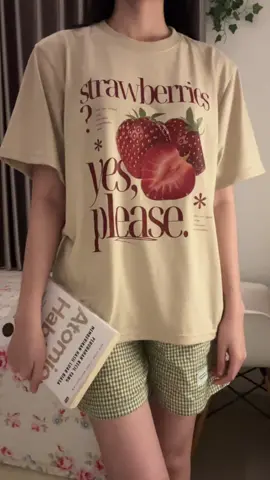 cutest strawberry oversized shirt!! color combonya aesthetic bgt 🍓🍰 #kaos #kaosoversize #oversizedshirt  #outfitideas #rekomendasioutfit #kaoswanita 