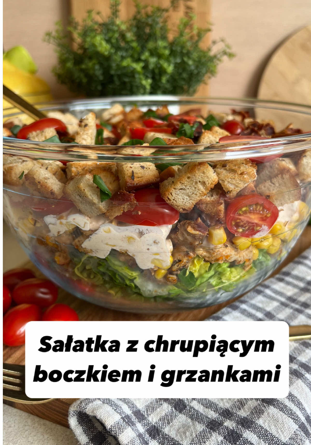 Sałatka z chrupiącym boczkiem i grzankami
 
 1.	Sałata rzymska mini 2
 2.	Filet z kurczaka 500 g
 3.	Boczek surowy wędzony 100g
 4.	Kukurydza konserwowa mała puszka
 5.	Pomidorki koktajlowe 25 sztuk
 6.	Chleb 4 kromki
 7.	Szczypiorek mały pęczek
 8.	Majonez Kielecki pełna łyżka
 9.	Jogurt naturalny 4 pełne łyżki
 10.	 Ketchup Kielecki łagodny łyżka pełna
 11.	 Musztarda Kielecka Grillowa pełna łyżeczka
 12.	Sól
 13.	Pieprz
 
 Przygotowanie: 
 
 Kromki chleba pokroić w kostkę, polać olejem 2-3 łyżki, posypać ziołami prowansalskimi i podsmażyć na rumiano.
 
 Kurczaka pokroić w kostkę i doprawić wg uznania, ja użyłam przyprawy do gyrosa. Podsmażyć na niewielkiej ilości oleju.
 
 Boczek podpiec na chrupko we frytkownicy bezpłuszczowej18 minut w temperaturze 190 stopni. (Czas pieczenia zależy od grubości plastrów boczku).
 
 W miseczce wymieszać składniki na sos, Majonez Kielecki, jogurt, Musztardę Kielecką Grillową oraz Ketchup Kielecki Łagodny, sól oraz pieprz.
 
 Sałatkę układamy warstwowo: sałata rzymska, kurczak, kukurydza, sos, pomidorki, grzanki, boczek i szczypiorek. Jeśli sałatkę będziemy podawać od razu można wymieszać wszystkie składniki ze sobą. Smacznego!
 
 Współpraca reklamowa @majonez.kielecki.official #salatka #salatkazkurczakiem #salatkazboczkiem #majonez #majonezkielecki #musztarda #ketchup #przepis #przepisy #gotowanie #przepisnasalatke #salatkawarstwowa 
