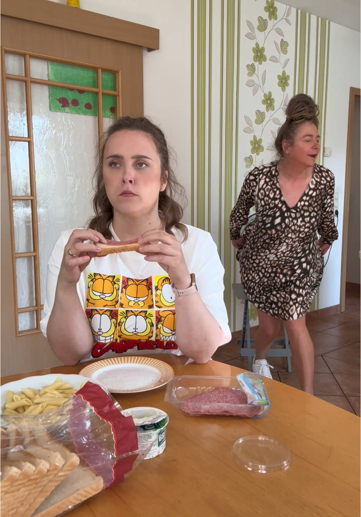 Irgendwas müffelt hier #mutter #tochter #essen #küche #lustig 