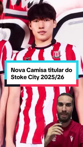 NOVA CAMISA TITULAR DO STOKE CITY 25/26 🏴󠁧󠁢󠁥󠁮󠁧󠁿 🎨🔥 Listras ou pinceladas? O Stoke City lançou sua nova camisa titular para 2025/26, mas dessa vez, foi a torcida quem decidiu o visual! Mantendo o tradicional vermelho e branco, o uniforme agora traz listras com efeito de pinceladas em ondas. Dando um toque moderno numa base clássica. Gola preta, punhos detalhados, logos com acabamento especial… Mas a pergunta é: 👉 Você curte essa mistura de tradição com arte? Ou prefere o clássico do jeito que sempre foi? 💬Comenta aí! #stokecity #macronfootball #horadacamisetada #camisasdetime #camisadetime #camisadefutebol #camisasdefutebol 