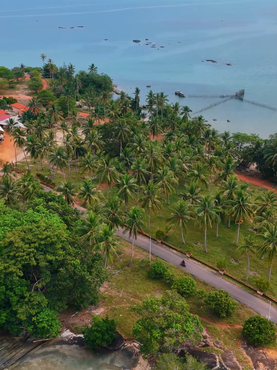 Pantai Teluk Gembira Destinasi wisata pantai ini berada di Desa Padang Kandis, Kecamatan Membalok, Kabupaten Belitung.  @dji_official  @dji_de  @pesonaindonesia  @VISIT BANGKA BELITUNG  @Travellova  #wisatabelitung  #telukgembira #pantaibelitung  #pantaivibes  #dji  #djiflip  #drone
