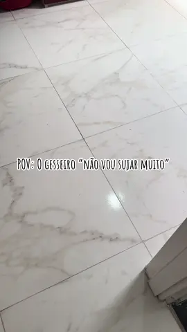 A PAREDE TÁ BRANCA, MAS NÃO É TINTA NÃO 😭🧱 A pior parte depois do gesso é a sujeira que ele deixa 🫣 #ReformaDoApê #foruyou #reforma #tenda #TikTokReforma #RealidadeDaObra