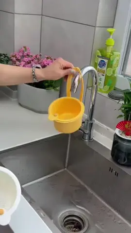 Hanging kitchen drain basket, convenient and does not dirty your hands #fyp #amazonfinds #homeimprovement #amazon #homefinds 