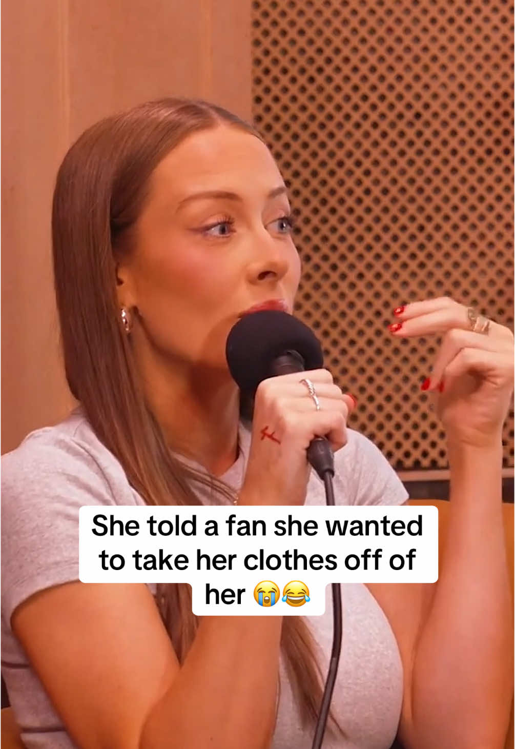 she glitched 😭😂 #cancelledpodcast #brookeschofield #tanamongeau 