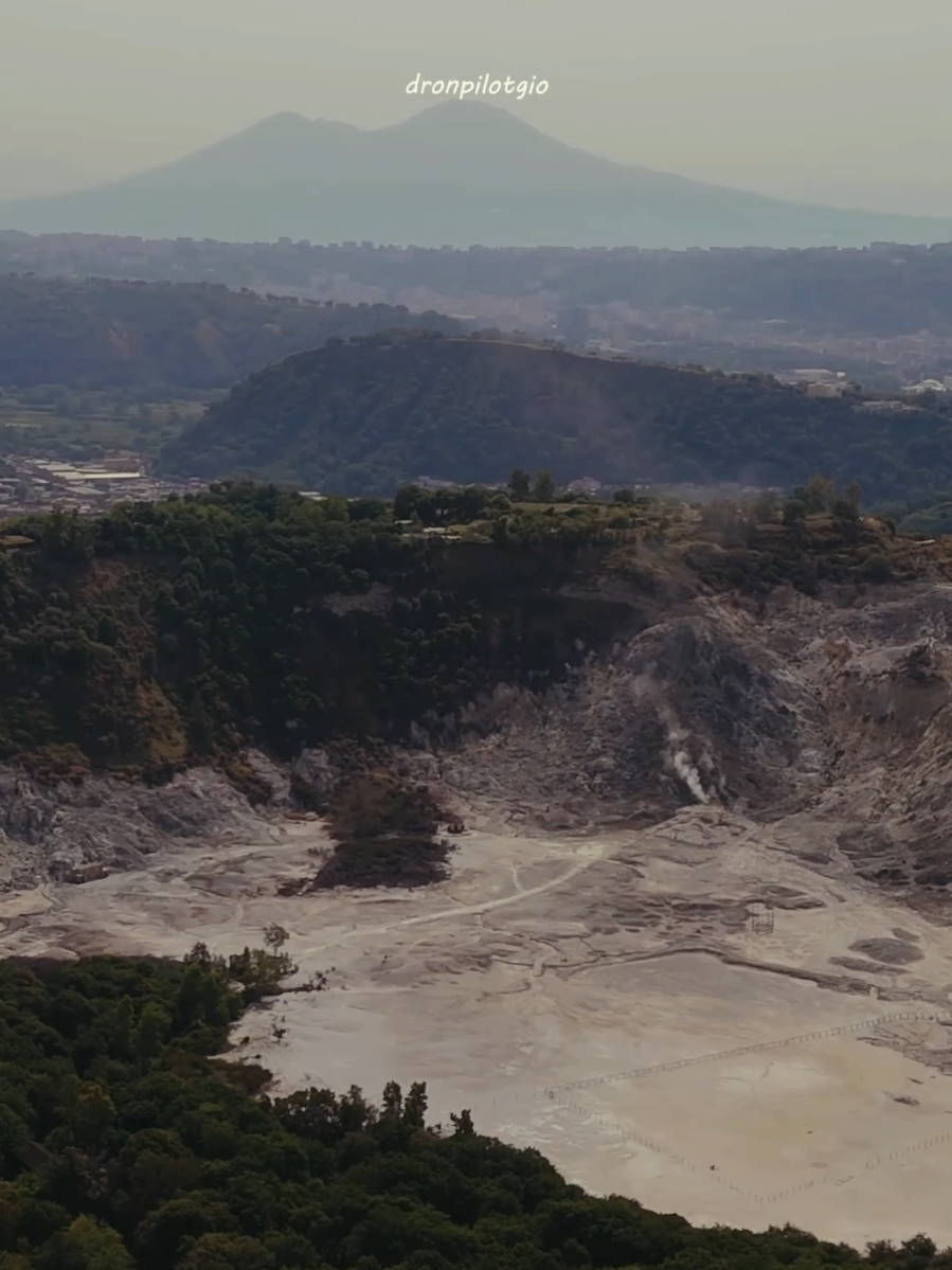 O terremot è vuler e Dio... • • • #Solfatara #CampiFlegrei #Pozzuoli #Napoli #Italia #VulcanoSolfatara #PhlegraeanFields #Campania #TerraDeiVulcani #DroneItalia #DroneView #DroneShot #Dronestagram #AerialView #AerialVideo #DJIMini3Pro #DroneFootage #FromAbove #Vulcano #PaesaggiItaliani #TerreVulcaniche #NaturaItaliana #Geotermia #BellezzeNaturali #Crateri #TerraViva #InstaDrone #TravelItaly #NatureLovers #HiddenItaly #IG_Nature #EarthFocus #VolcanoLovers #EpicViews #visualsofearth 