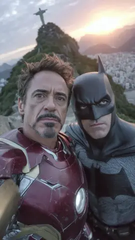 🦾 Homem de Ferro foi tirar uma selfie estilosa no Cristo Redentor... 🦇 Mas claro que o Batman não ia perder a chance de estragar o momento com aquela cara de “nunca sorrio nem nas férias.” 📸 Resultado? Um photobomb de respeito no meio do Rio de Janeiro. 😂 Marvel e DC na mesma foto... e parece que ninguém combinou o rolê. #homemdeferro #ironman  #HomemdeFerro #Batman #RobertDowneyJr #BenAffleck #MarvelVsDC #CristoRedentor #RioDeJaneiro #SuperheroSelfie #TikTokHumor #Photobomb #GoProStyle #FériasDeHerói