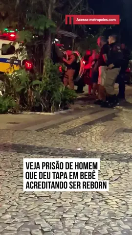 O momento da prisão de um homem que agr3diu um #bebê de quatro meses, acreditando se tratar de um boneco reborn, está circulando nas redes sociais. Ele foi identificado como Filipe Martins Cruz, contido por pessoas que estavam no local e, em seguida, levado pela polícia. De acordo com as imagens, a agr3ssão aconteceu por volta de 23h30 da última quinta-feira (5/6), nas Avenida Getúlio Vargas, na Savassi, em #BeloHorizonte. O rapaz, de 36 anos, faz um gesto brusco próximo ao neném. Após a ação, o pequeno chora, enquanto uma outra pessoa tenta distrair a criança. Os agentes chegam ao local logo depois, ouvem os relatos e conduzem o suspeito à delegacia. Uma testemunha que passava pelo local afirmou que ouviu o homem, aparentemente embriagado, gritar: “É um bebê reborn, é um bebê reborn”. “É um absurdo. Surreal o mundo que estamos vivendo. Ele [o suspeito] ainda ofendeu o pai da criança”, teria dito outra testemunha. #TikTokNotícias