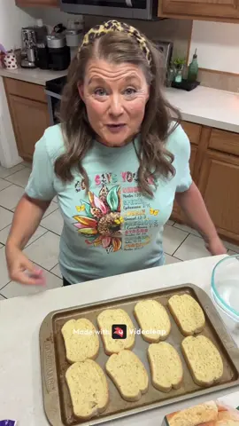 Chicken Alfredo garlic toast #Foodie #yummy #fyp #fypシ #fypシ゚viral #tiktok #tik #viral #viralvideo #momlife #mom #foodtiktok #tiktokviral #DinnerIdeas 