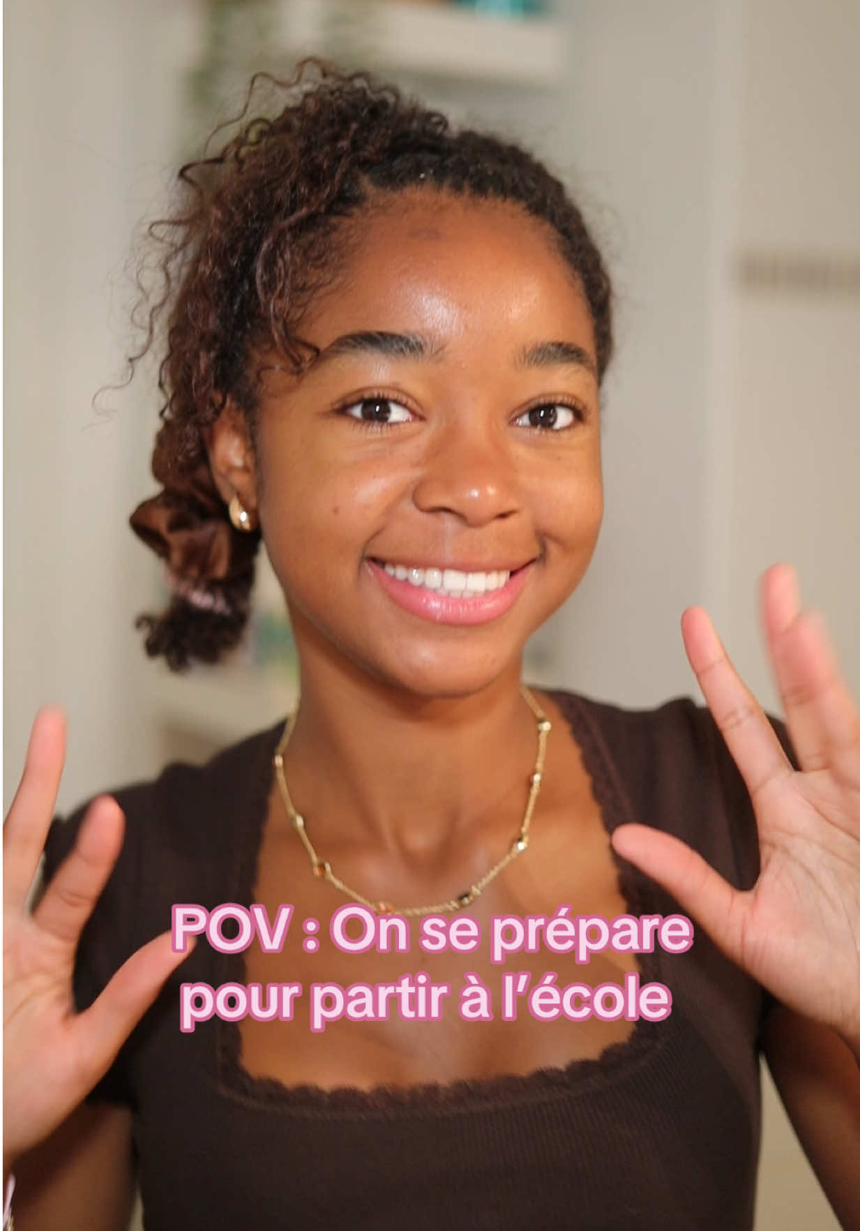 TaPotE TaPotE TaPotE 😂😂 Vous validez mon makeup ? 💕🌺 #klavina #antonyellaptc #makeup #tutocheveux #boucles #curlyhair 