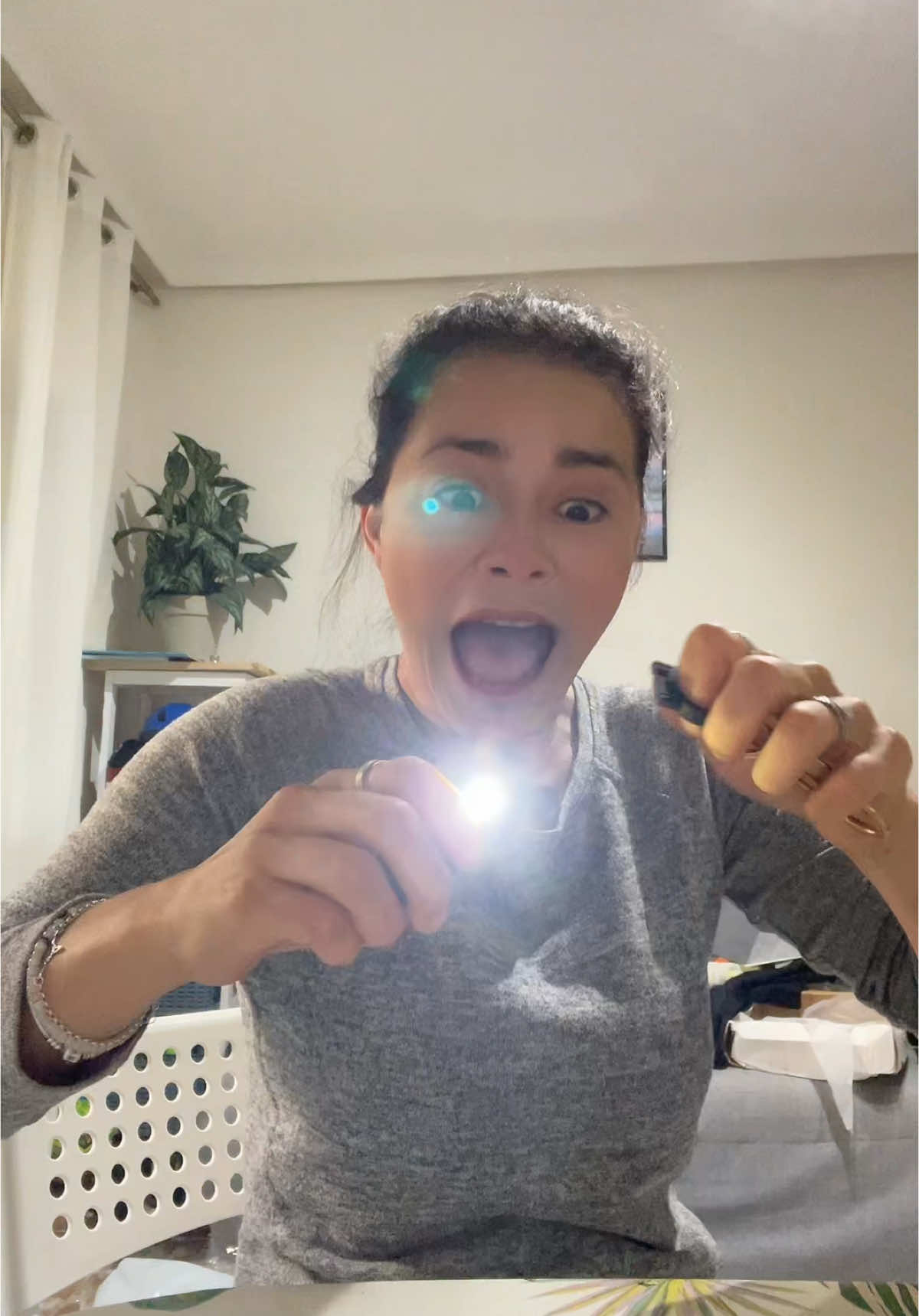 Esta es mi humilde reacción a Ringuard!! ½) Me parece un invento maravilloso para esas situaciones en las que vamos más inseguras.  ¡TU seguridad es lo primero! Descubre esta alarma personal portátil que emite un potente sonido y luz para alertar en situaciones de emergencia. Ideal para llevar contigo al salir a la calle y sentirte más protegido/a. Sonido potente: Emite un ruido fuerte que llama la atención de quienes estén cerca. Luz brillante: Incluye una luz LED que ayuda a señalar tu ubicación. Diseño compacto: Fácil de llevar en tu llavero, bolso o bolsillo. No comprometas tu seguridad. Lleva contigo esta alarma y mantente siempre protegido/a. #a#alarmapersonalg#girlsi#ideaderegaloa#alarmadisuasiorias#safetyc#chicasparati #S#SeguridadPersonalA#AlarmaPortátilP#ProtecciónA#AlertaS#Seguridada#autodefensap#paratifyp #m#modaa#alarmaa#alarmasp#patrilovestrackp#peligrososeguridad 