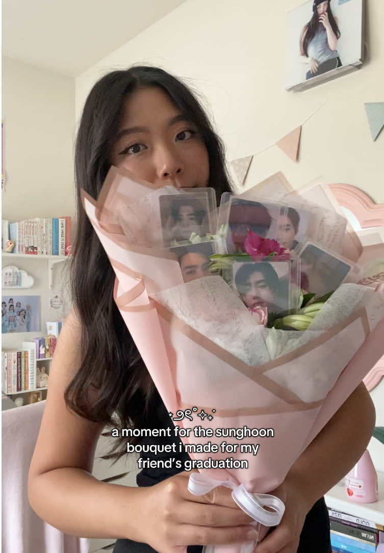 I ATE THATTTTT congrats again @bbelasp 😝😝 #graduation #sunghoon #enhypen #bouquet #kpopbouquet #kpop #photocard #photocardbouquet