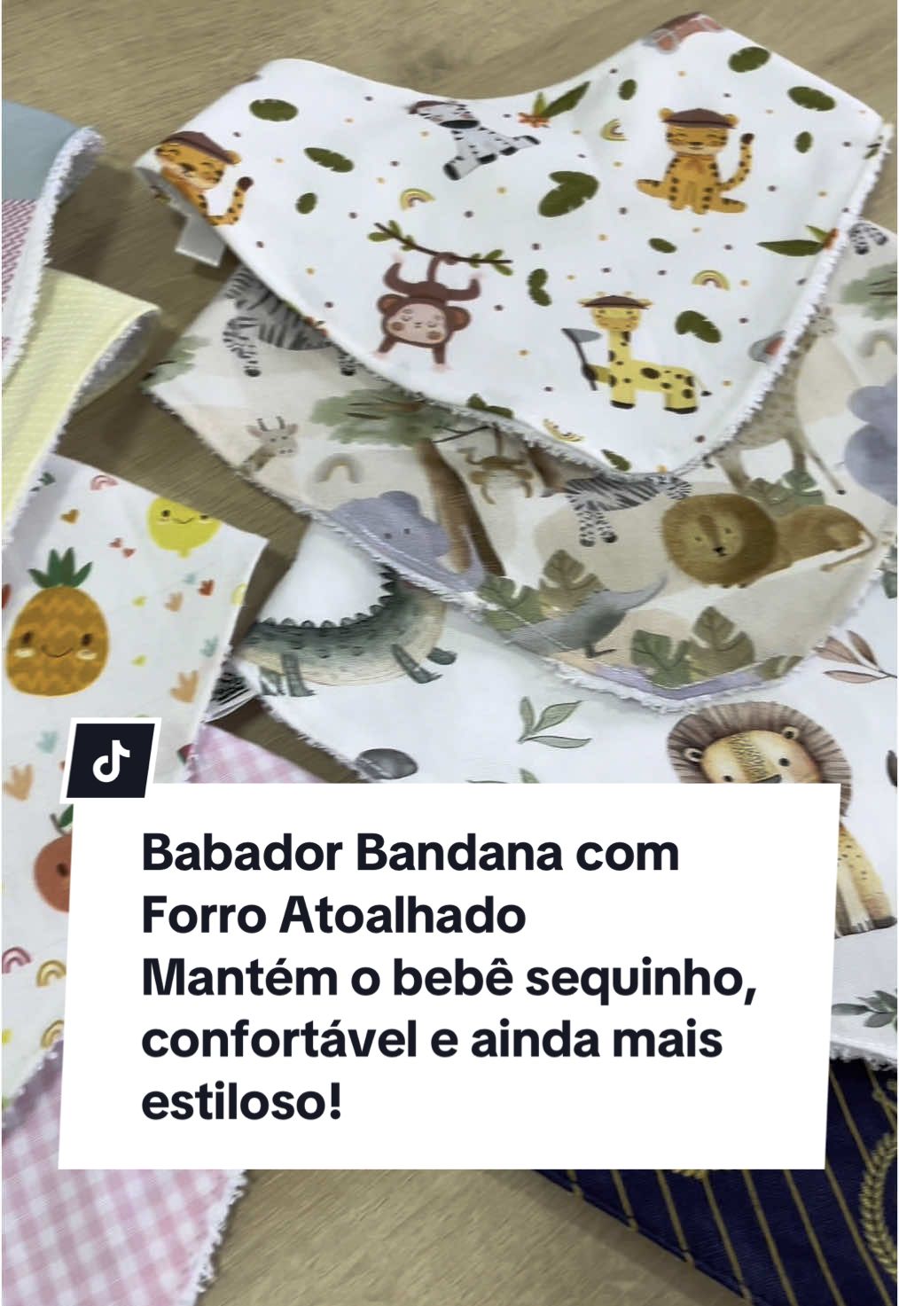 #CapCut 👶✨ Babador Bandana com Forro Atoalhado – Ideal para a fase da introdução alimentar e dentição! Seu bebê começou a experimentar novos sabores? Ou os dentinhos estão começando a dar sinal com muita babinha e desconforto? Nosso babador bandana com forro atoalhado é o aliado perfeito para esses momentos! 🍼 Na hora do mamá: protege a roupinha da umidade e mantém o bebê confortável. 🍓 Durante a introdução alimentar: ajuda a segurar aquelas gotinhas e sujeirinhas inevitáveis. 🦷 Na fase dos dentinhos: absorve a babinha e evita que a pele fique irritada. Com tecido macio, forro super absorvente e design moderno, ele cuida do seu bebê com muito estilo. 💖 Prático, higiênico e lindo – um acessório indispensável para o dia a dia! #vaiprafy #foryou #fypシ゚ #introducaoalimentar 