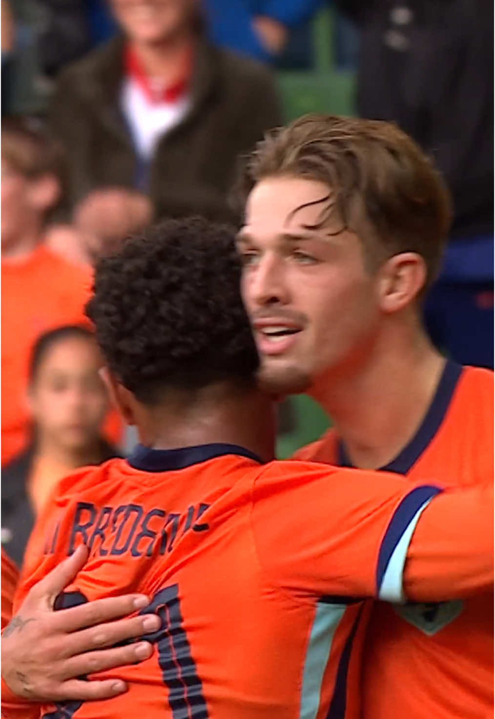 Luciano Valente scoort in 'zijn' Euroborg voor Jong Oranje 🏟️ Ook Arjen Robben geniet op de tribune 💚😁 #valente #robben #jongoranje