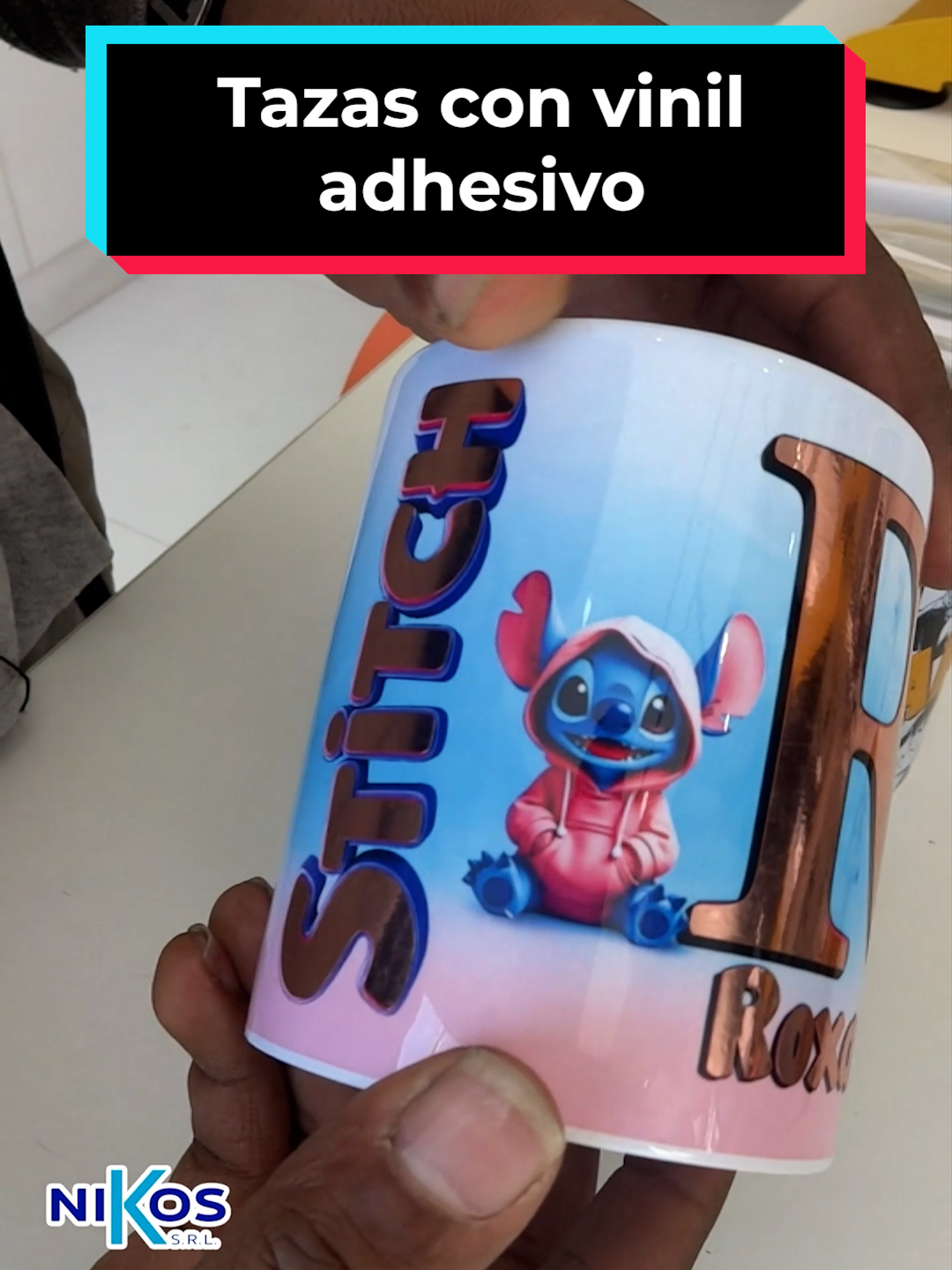 Dale un toque extra a tus tazas 🔥 Sigue este paso a paso y sorprende con un diseño que brilla por sí solo. 🎥 Mira el video completo #DIYTazas #VinilYColor #Nikos #nikossublimacion#bolivia🇧🇴 #sublimacionbolivia#regaloscreativos#epson#Sannier#heatpress#foryou#sublimacion#lapazbolivia#emprendedor#emprendedor#tazas#insumosdesublimacion
