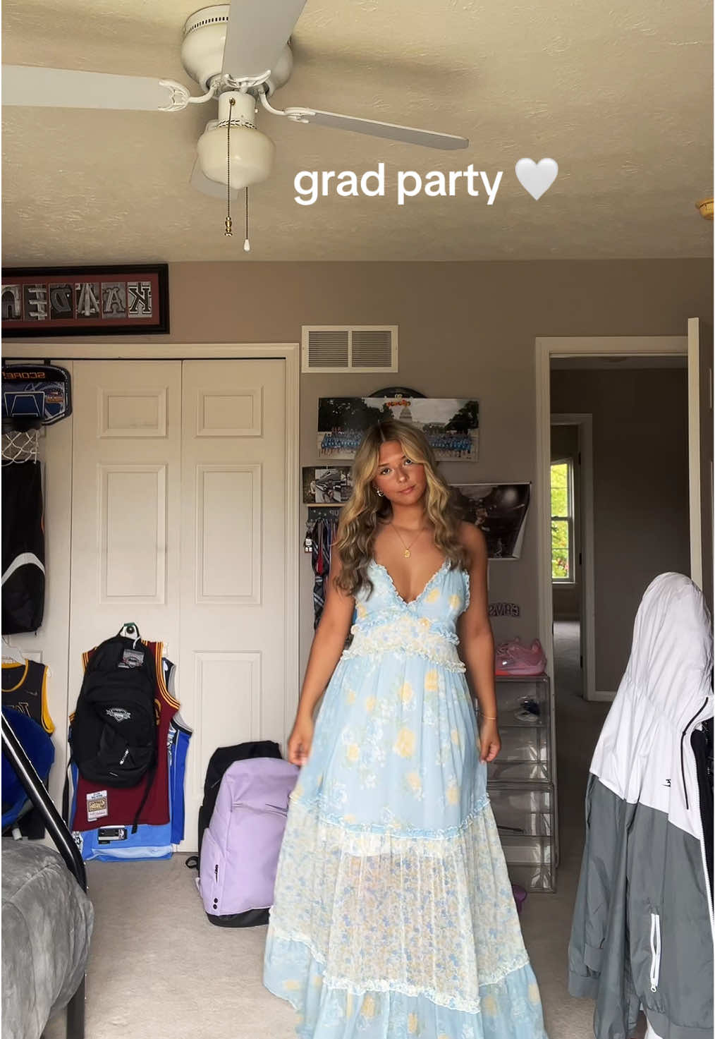 yes i’m in my brothers room but happy grad party day! 