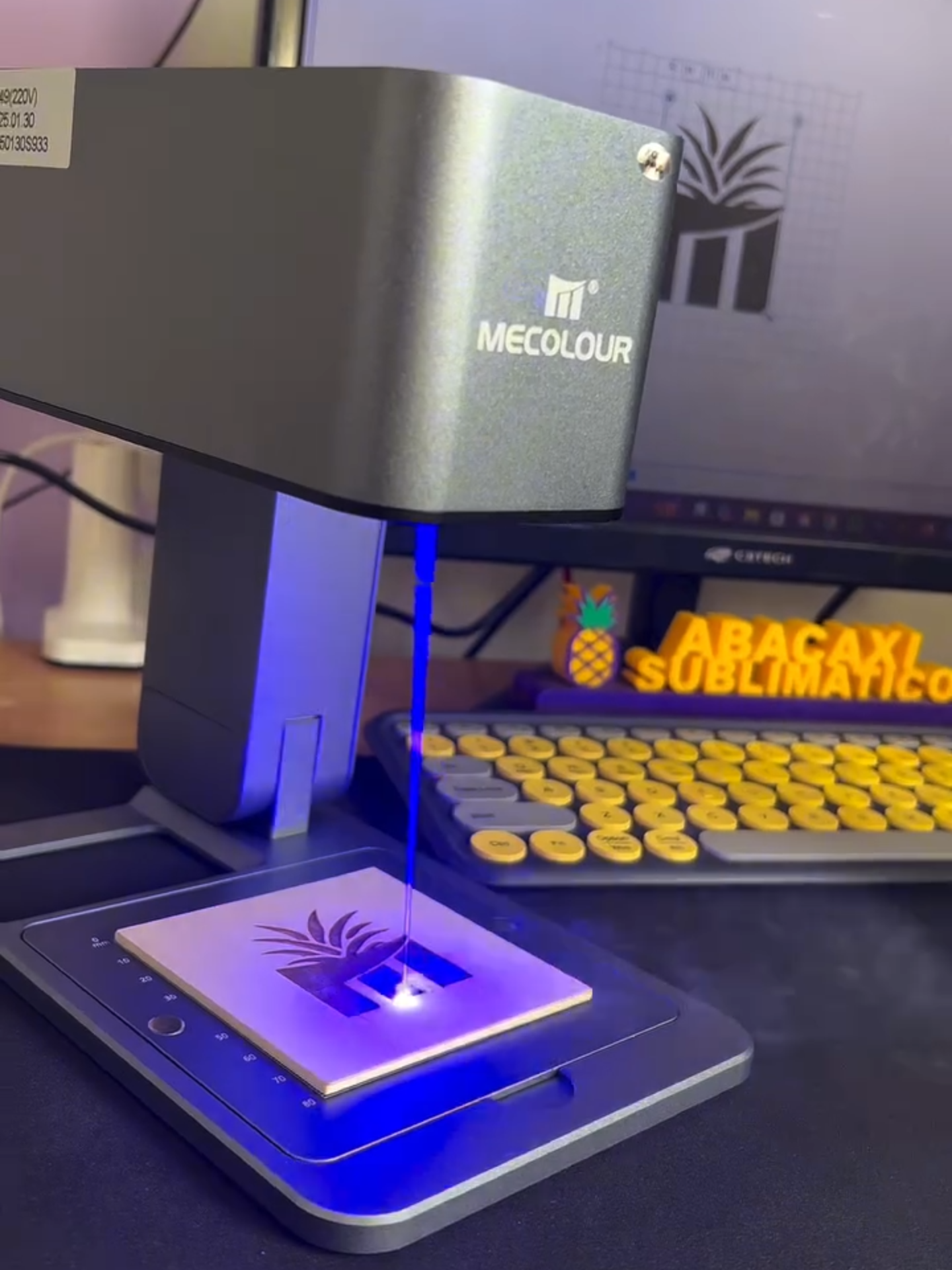 Nossa mini gravadora a laser tá roubando a cena! 😍 Pequena no tamanho, gigante na versatilidade, ela se adapta a qualquer cantinho e ainda é super fácil de usar! A @abacaxisublimatico já tá testando várias possibilidades e vai mostrar tudinho pra gente em breve 💜🍍 Fica de olho! 👀✨ #gravacaoalaser #gravacaoalaserpersonalizada #mecolour