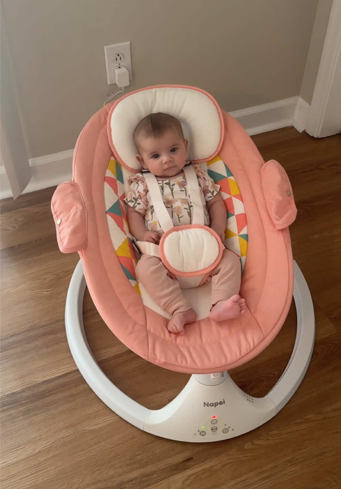 Esta mecedora eléctrica ha sido un game changer en nuestras siestas 💤 Tiene música, control remoto y se ve preciosa en cualquier espacio 🤍 #TikTokShop #BabyMustHave #MecedoraBebé #ReciénNacido #MomLife #BabyGear #BabySwing #MamáPrimeriza #NurseryFinds #BebéFeliz