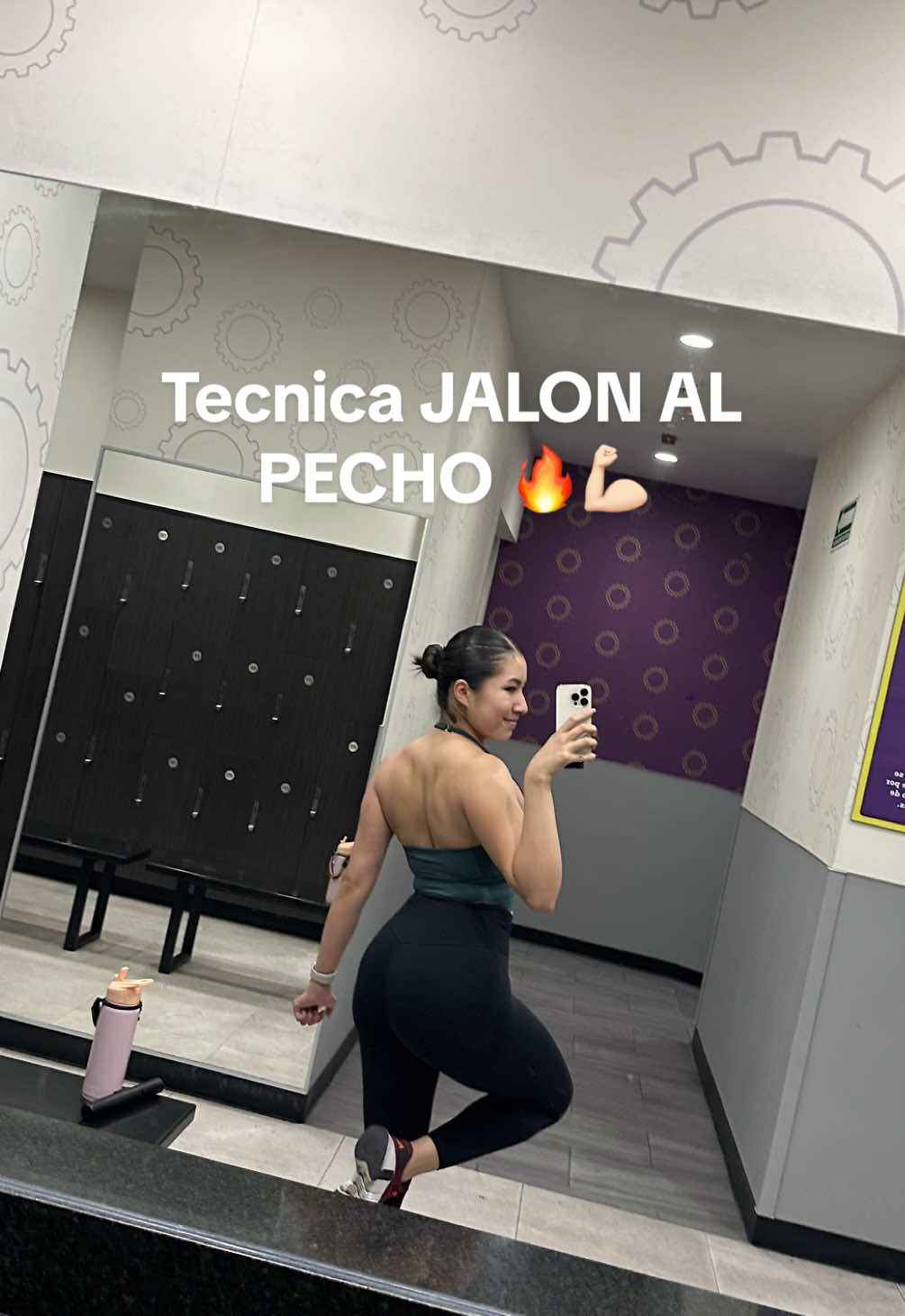 ¿Tu jalon al pecho se ve asi?🫠Aqui tienes la forma CORRECTA de hacer JALON AL PECHO para un ESPALDA PODEROSA!🔥 #gymgirlsoftiktok #principiante #jalonalpecho #espaldaworkout #backworkout #rutinaespalda #consejosgym #tips 