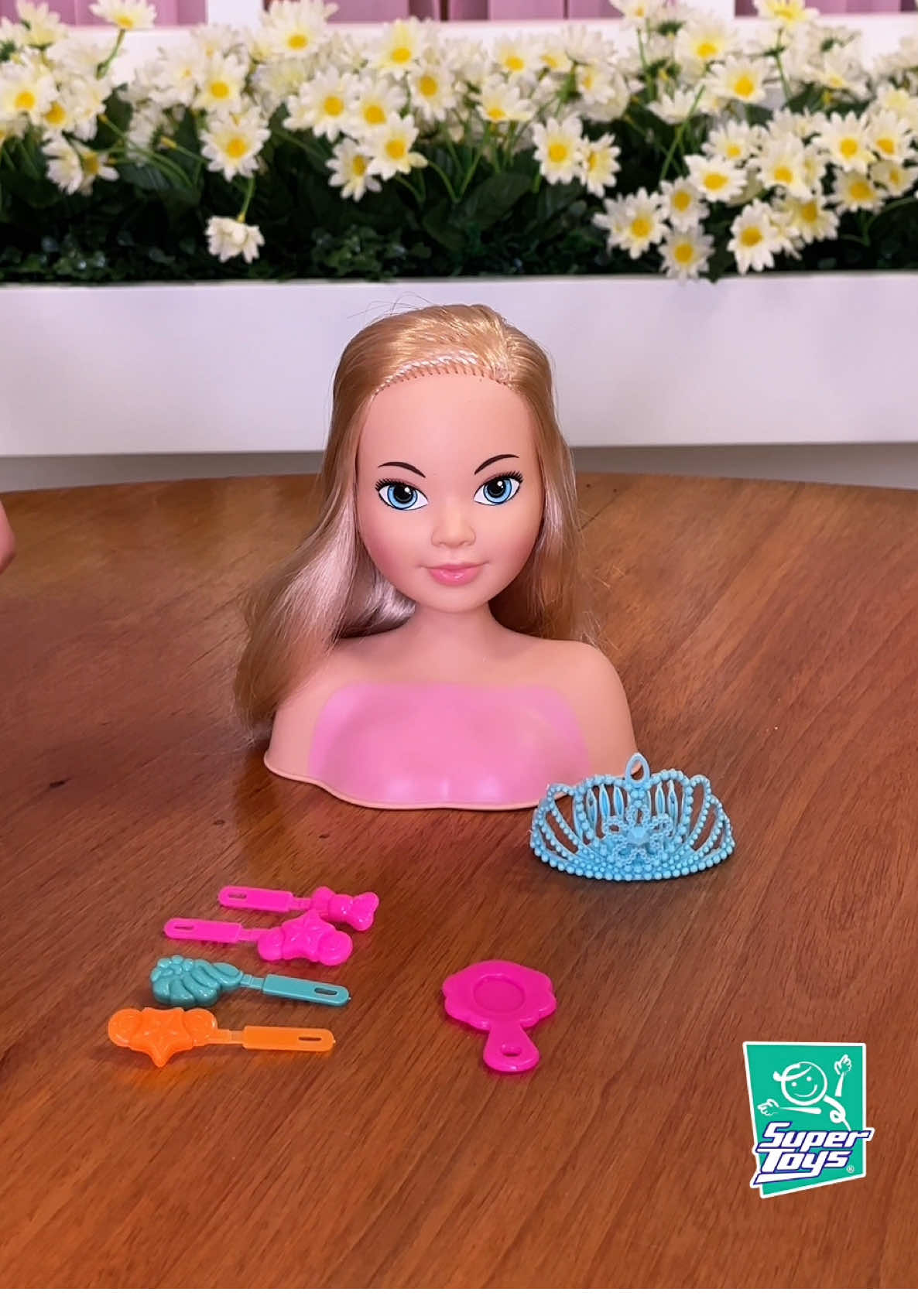 💖 É dia de salão com a Nancy Hair! Com a boneca da coleção Nancy Hair da Super Toys, o momento de brincar vira uma experiência cheia de estilo, criatividade e muito charme! 💇‍♀️✨ Ela vem com acessórios incríveis para pentear, criar penteados e cuidar dos cabelinhos, tudo com a qualidade, segurança e o toque macio que só a Super Toys oferece. 🌈 Ideal para desenvolver coordenação motora, imaginação e o jeitinho cuidadoso das crianças — brincando de cuidar e criar com amor! 💬 Quem aí também passava horas brincando de salão? Conta pra gente qual era o seu penteado favorito da infância! #supertoys #BonecaDePenteado #BrincarFazBem #qualidade #bonecas #InfânciaComAmor #BrincarDeCuidar #estilo #momentos #brincadeira #presente #infância 