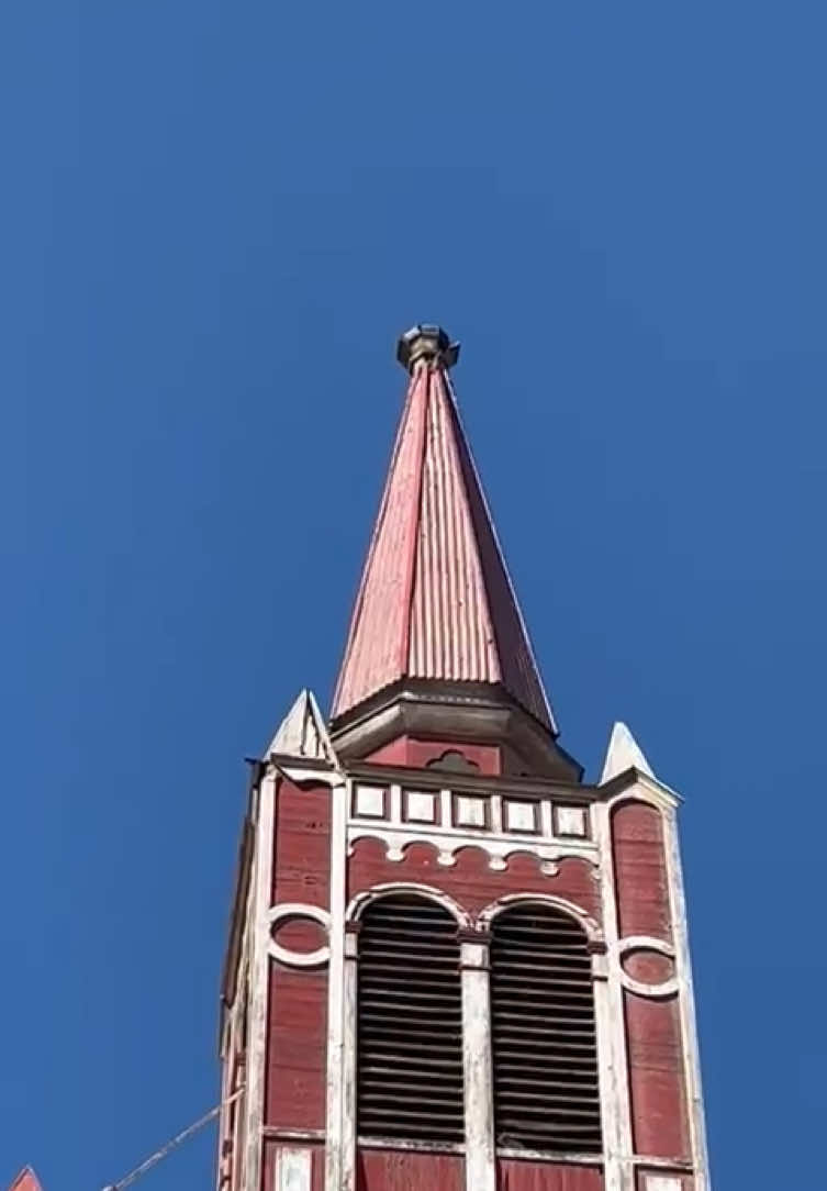 De todos los videos e imágenes que he visto del terremoto en el norte, esta es la que más me llama la atención.  Aveces los mensajes divinos se vuelven un poco literales, como es en este caso, ya que de todos los años que lleva la Iglesia San Francisco en Copiapó y todos los terremotos que ha sobrevivido desde 1744, por primera vez la cruz, se desprendió de su cúpula. Tengo hermosos recuerdos en esa iglesia, al igual que la cruz para mi es un símbolo sagrado súper poderoso, por lo que verla así solo me hace pensar en que hay que separar nuestra espiritualidad de los conocimientos dogmáticos de la iglesia como entidad física y tangible. Las religiones como tal, ya cumplieron su ciclo y función en la humanidad y es tiempo de fluir con nuestra conexión divina primaria con la fuente, para así plasmar en nuestra realidad, en el día a día a Dios, que es el todo (incluso nosotras/os mismos). #ferestelar #chile #terremoto #atacama #copiapo #vallenar #diegodealmagro #caldera #elsalvador #chañaral #reflexion #religion 