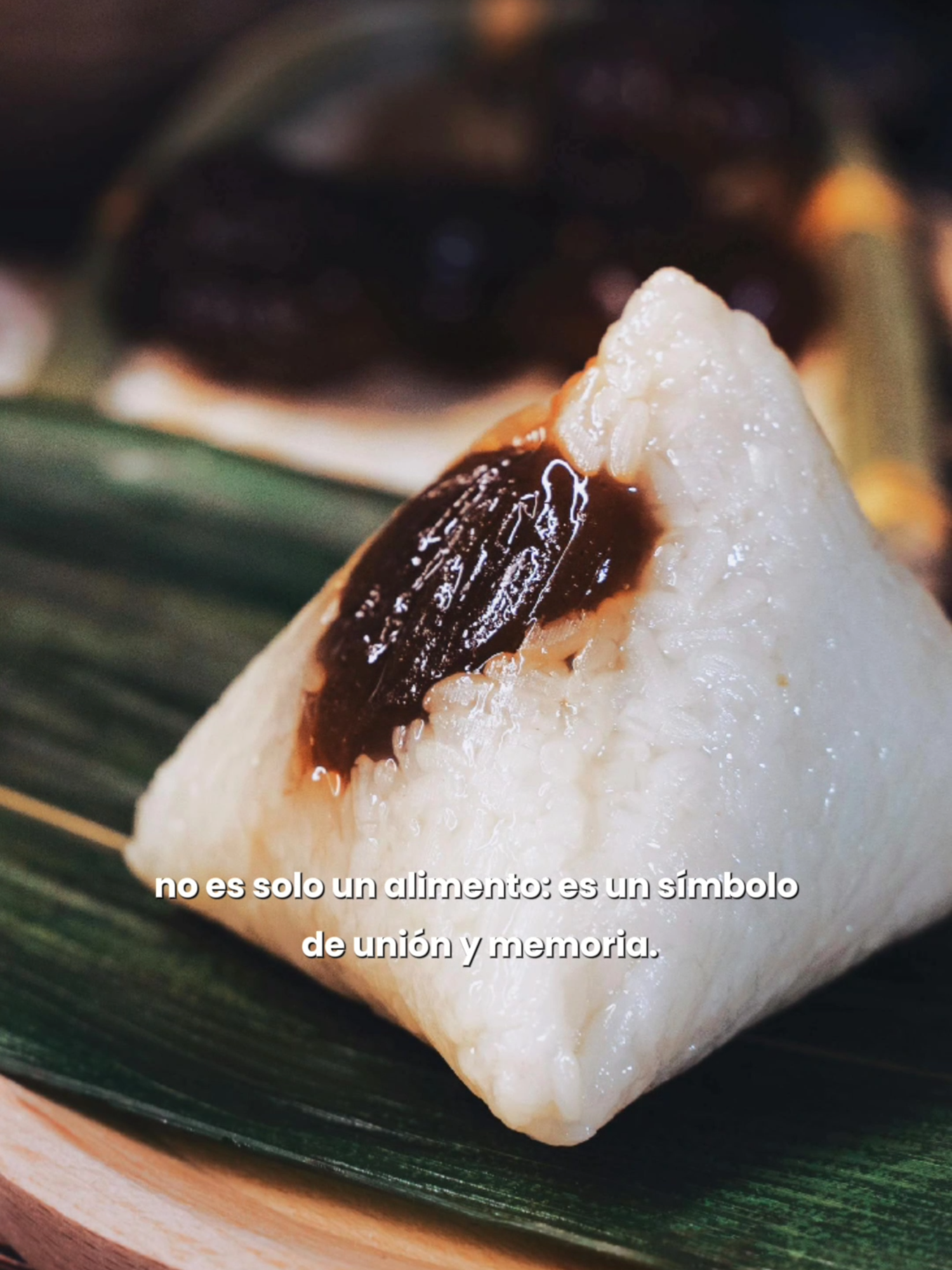 ¿Sabías que un simple bocado puede contar siglos de historia?  El zongzi no es solo comida, es tradición, unión y sabor que une familias.  ¡Vení a descubrir por qué este clásico chino sigue conquistando corazones!  #Zongzi #TradiciónChina #SaborQueUne #EmbajadaDeChinaEnBolivia