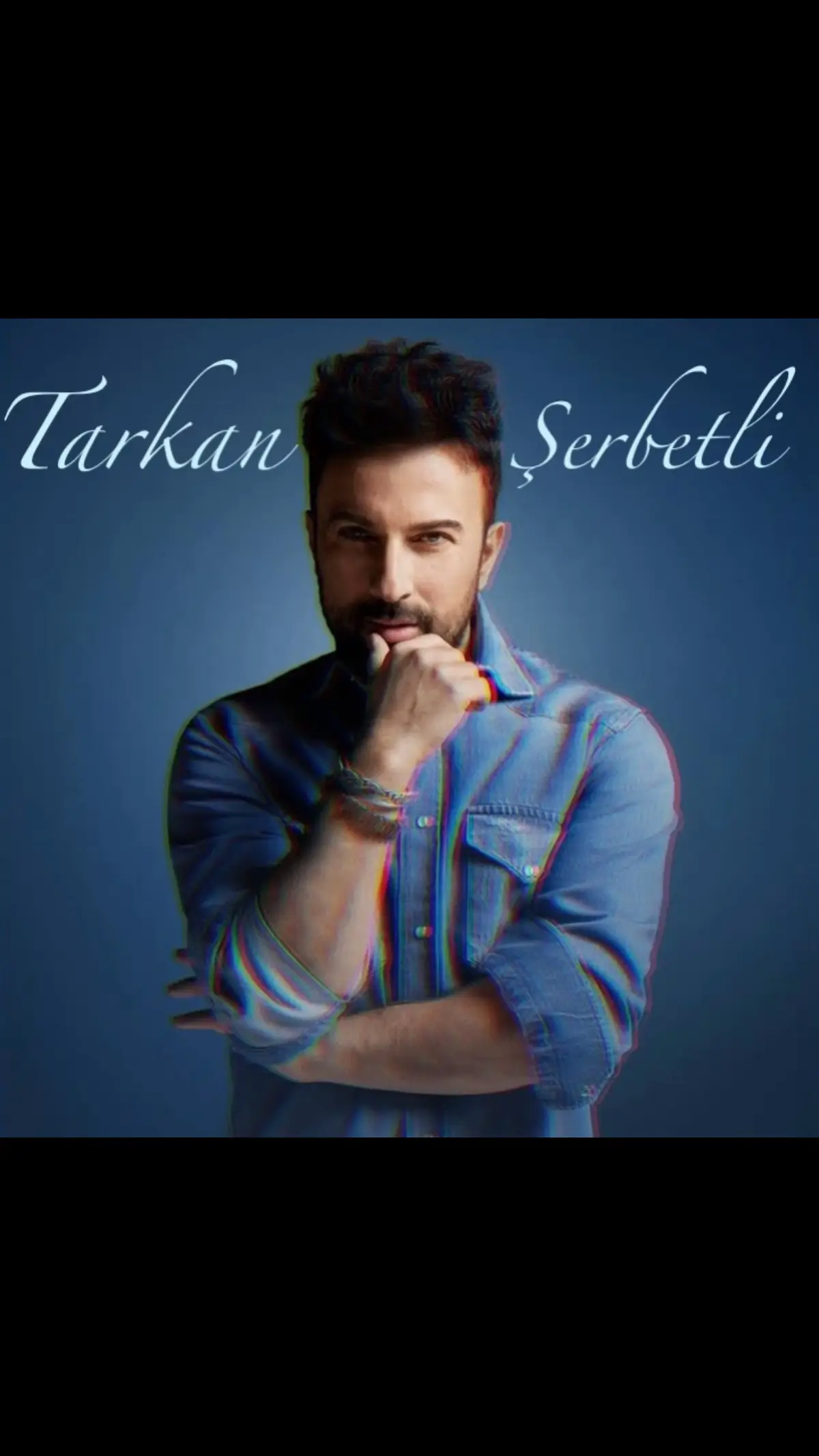 Bazen deli serseri ruhumda dalgalar Aşkın ayak sesleri bu Yazdıysa kader bizi Kaçsak da bulur kalplerimiz bir yolunu Uzat ellerini Aşk yoksa boş bu seyrüsefer Sevelim, hayat geçiyor Yutuyor bizi bak girdap seneler Alsaydın yüreğine Aşkınla beni temize çekseydin Yatsaydım dizlerine Razıydım her kedere Ben zaten şerbetliyim Alsaydın bir yüreğine Aşkınla beni temize çekseydin Razıydım her kedere Dünyanın çilesine Ben zaten talimliyim #tarkan #şerbetli #şarkı #müzik 