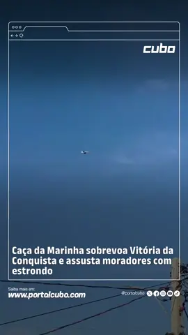 Na tarde desta sexta-feira (6), um forte estrondo chamou a atenção dos moradores de Vitória da Conquista. O barulho foi provocado por um caça A-4 Skyhawk da Marinha do Brasil, que sobrevoou a cidade sem realizar pouso no Aeroporto Glauber Rocha. Segundo informações preliminares obtidas por vídeos enviados por internautas, a aeronave passou pelos céus conquistenses apenas de forma transitória. Ainda não há esclarecimentos oficiais sobre o motivo da presença do caça na região, o que gerou curiosidade e especulações. Apesar do susto causado pelo som potente da aeronave, o episódio despertou atenção e mobilizou moradores nas redes sociais.