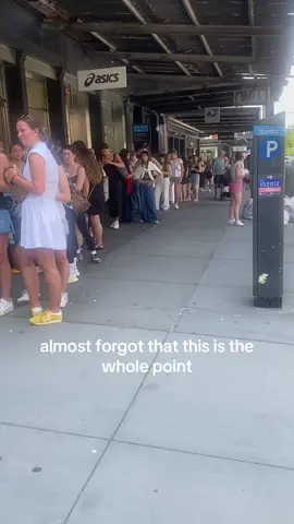 Waiting in line for 3 hours in NYC for the Reformation sample sale??? IS THE WHOLE POINT #reformation #reformationsamplesale #samplesale #nyc #reformationsamplesalenyc #longline #eclipsesamplesale 