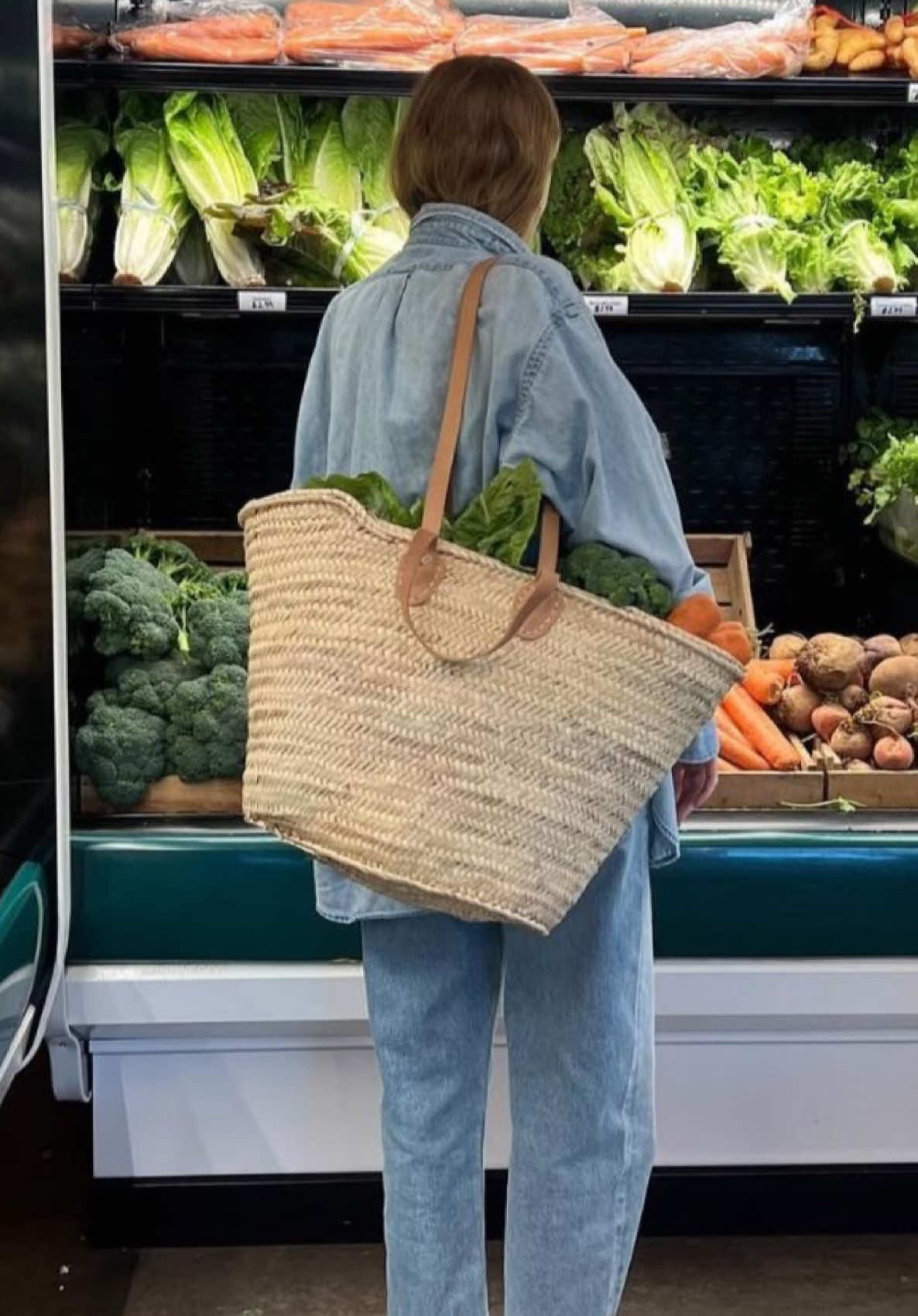 You can find me 90% of the time in jeans and tshirt. I call it my uniform and it never lets me down.  @madewell jeans + bag  @H&M tank top  #orangecountymom  #D#DayInTheLife#VisualDiary, #MomentsOfJoy, #InteriorDesignLife, #CaliforniaLiving #handm  #madewell #groceryshopwithme 