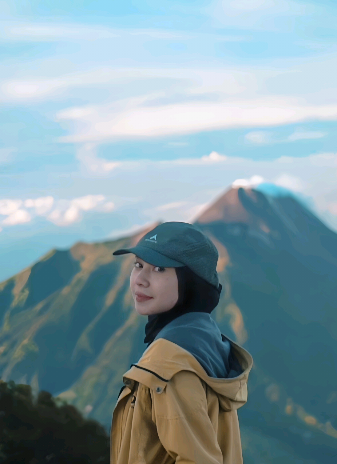 merbabu after 9 jam nanjak.. in frame/ @awawawaliul  #cinematic #sony #sonyA6500 #travelife 