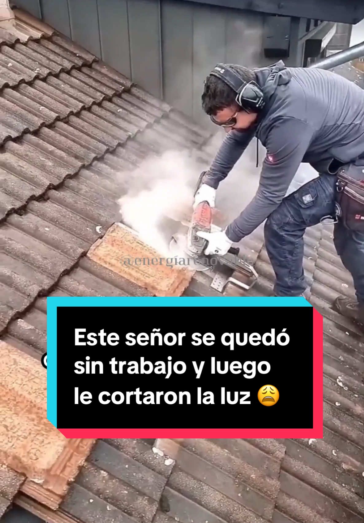 Este señor se quedó sin trabajo y le cortaron la luz Clase en vivo de PANELES SOLARES en el link del perfil 👉 #electricista #electricidad  #electricista #panelessolares #ingenieriaelectrica #construccion #arquitectura #eolica #electricista #telecomunicaciones #electric #energiarenovable #solarenergy #finca #instalaciones #tecnicoelectricista #estructuras #plomeria #electric #medioambiente #tecnicoinstalador #soldadura