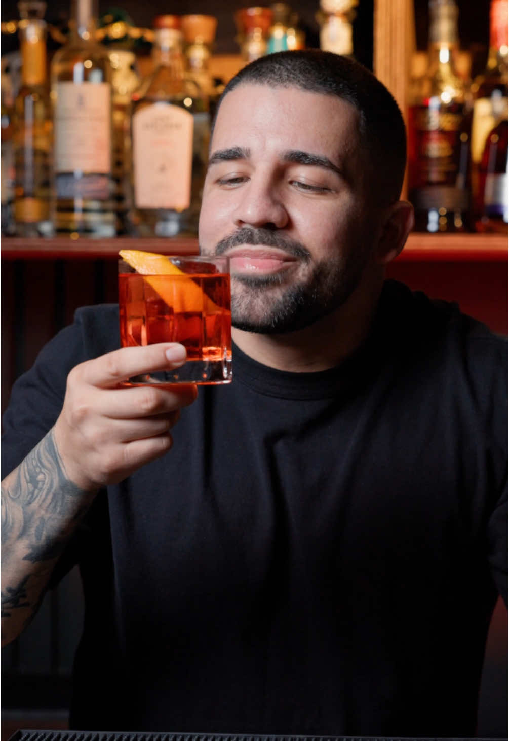 MEZCAL NEGRONI El clásico Negroni… pero con alma ahumada. Perfecto para los amantes del mezcal. Ingredientes: 1 oz Mezcal 1 oz Vermouth Rojo 1 oz Campari Revolver con hielo y servir con una cascara de naranja. Dejame saber si ya lo haz probado con mezcal? Comenta si eres #TeamMezcal o #TeamGin 🥃