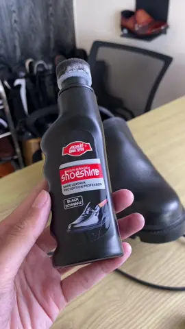 Bikin sepatu hitam kamu auto-kinclong kayak baru! ✨ Semir Sepatu Hitam ini rahasia tampilan sepatu yang selalu on point. Cukup oles, gosok, langsung glowing maksimal. Bikin sepatu kesayanganmu awet dan selalu siap tempur di segala acara! #SemirSepatuHitam #SepatuKinclong #PerawatanSepatu #SemirSepatu #SepatuHitam #KilapMaksimal #AwetSepatu #GlowUpSepatu #WajibPunya #ProdukPerawatan